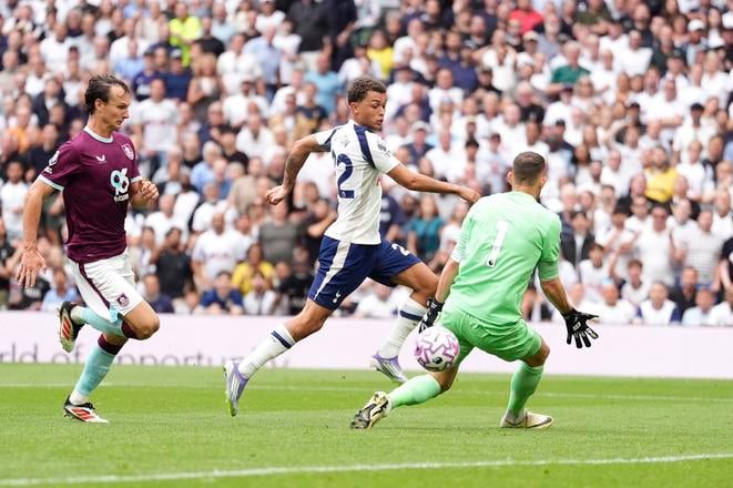 Hráč Tottenhamu Hotspur Brennan Johnson (uprostred) strieľa tretí gól cez slovenského futbalového brankára Burnley Martina Dúbravku (vpravo) v zápase 1.kola anglickej ligy Premier League Tottenham Hotspur - FC Burnley v Londýne 16. augusta 2025.