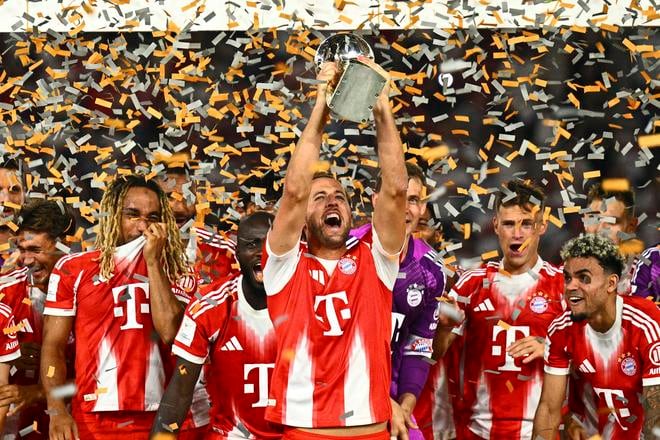 Hráč Bayernu Harry Kane (uprostred) oslavuje s trofejou po víťazstve vo finále zápasu Nemeckého superpohára VfB Stuttgart - Bayern Mníchov.