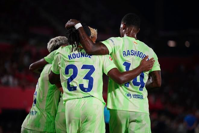 Hráči Barcelony oslavujú po góle vo futbalovom zápase španielskej ligy La Liga RCD Mallorca - FC Barcelona.
