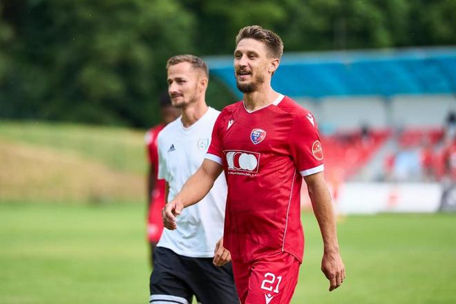 Jakub Sylvestr (v červenom drese) strelil v štyroch zápasoch už šesť gólov.