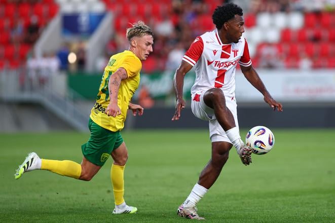 Zľava Samuel Ďatko (Žilina) a Molik Jesse Khan (Trenčín).