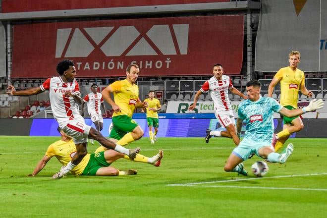Molik Khan (vľavo) strieľa víťazný gól proti Žiline.