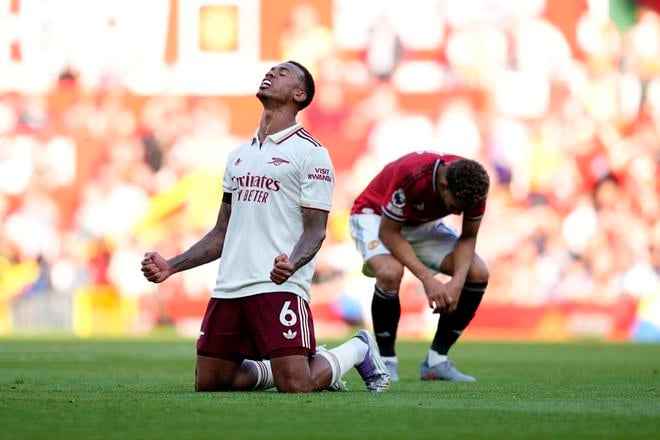 Hráč Arsenalu Londýn Gabriel (vľavo) sa teší z víťazstva nad Manchestrom United.