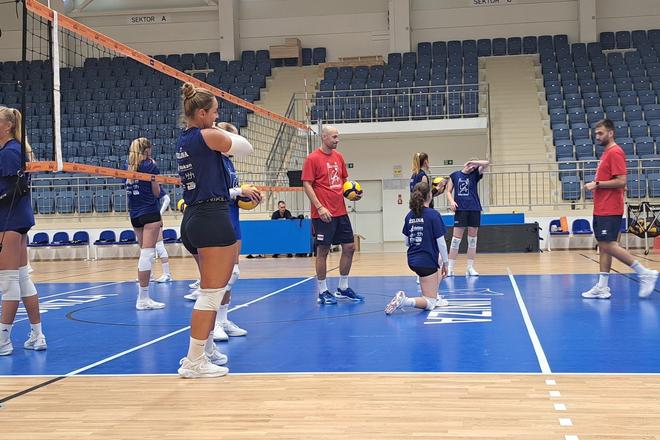 Žilinské volejbalistky vystriedali v hale UNIZA mužskú reprezentáciu.