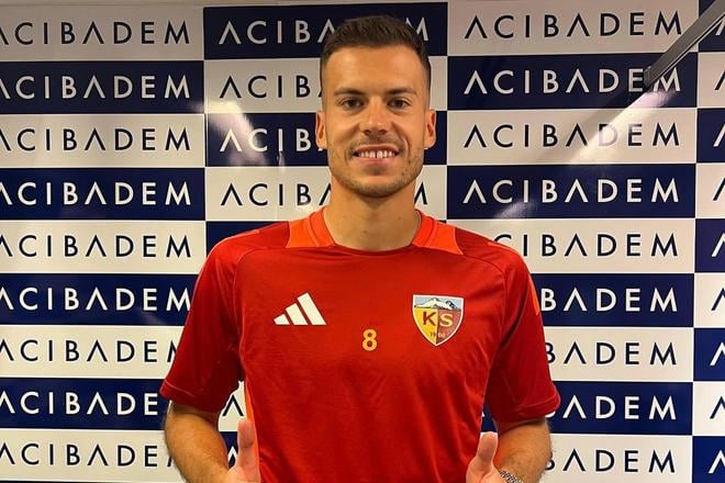 László Bénes v novom drese.