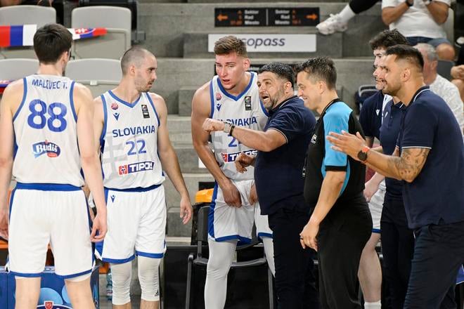 Na snímke zľava Timotej Malovec, Dalibor Hlivak, Samuel Kincel a tréner Oliver Vidin (všetci Slovensko) v stretnutí druhej fázy predkvalifikácie MS 2027.