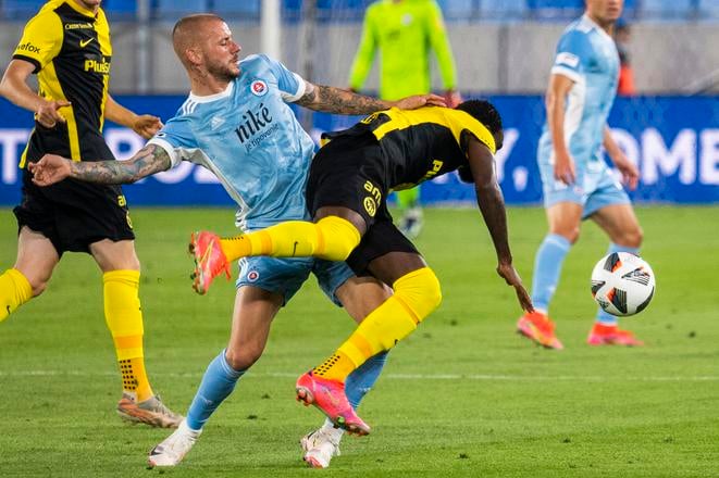 Vladimír Weiss (Slovan) a Nicolas Ngamaleu (Young Boys) bojujú o loptu počas 1. zápasu 2. predkola Ligy majstrov Slovan Bratislava - Young Boys Bern v Bratislave v júli 2021.