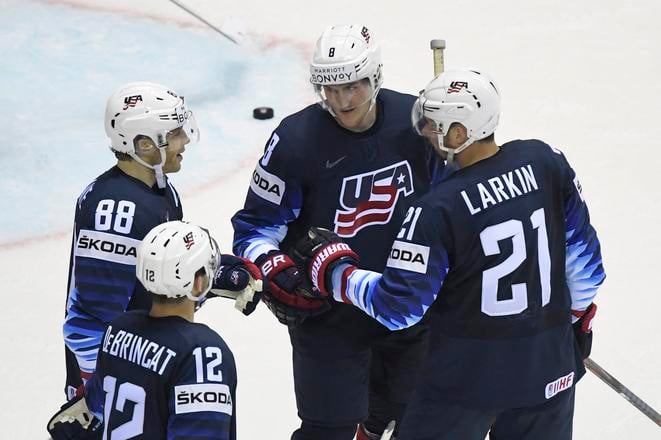 Patrick Kane (88) v zápase základnej A-skupiny USA - Francúzsko na 83. MS v hokeji v Košiciach, v máji 2019. Vľavo Alex DeBrincat (12), Adam Fox (8) a Dylan Larkin (21).