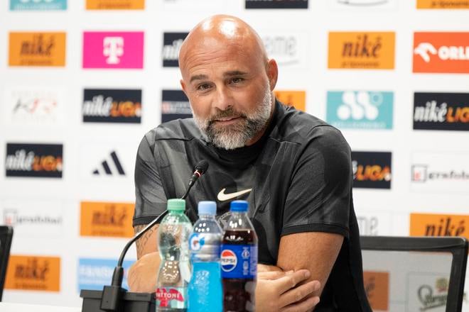 Tréner Young Boys Bern Giorgio Contini počas tlačovej konferencie pred zápasom play-off Európskej ligy proti Slovanu.