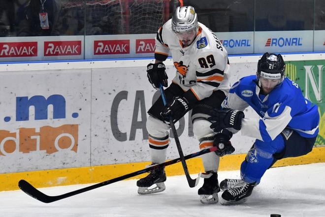 Igor Safaralejev (vľavo) v drese Michaloviec. Vpravo Jakub Burzík v zápase Michalovce - Martin v marci 2019.