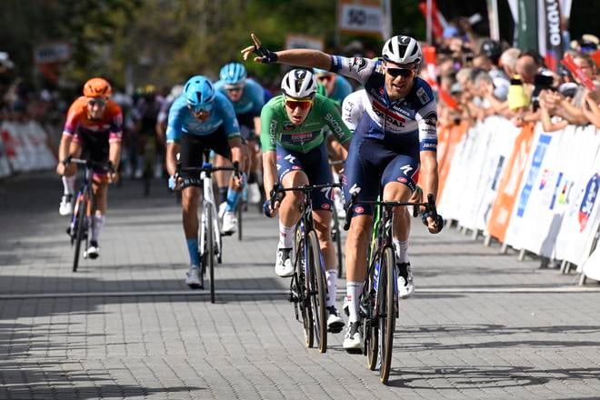 Belgičan Tim Merlier súťažil aj na Okolo Slovenska pred dvoma rokmi. V dojazde etapy na snímke skončil tretí, za Dánom Kasperom Asgreenom (Soudal QuickStep) a krajanom Bertom van Lerbergheom.