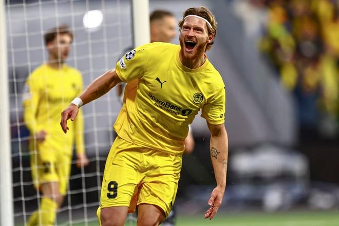 Futbalista Bodø Glimt Kasper Høgh oslavuje gól v sieti rakúskeho tímu Sturm Graz.