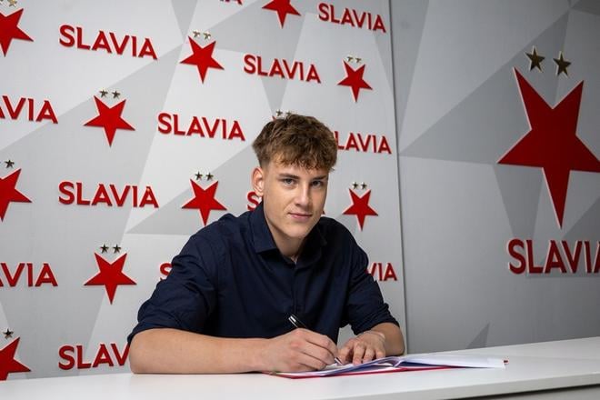 Dávid Kalanin pri podpise zmluvy.
