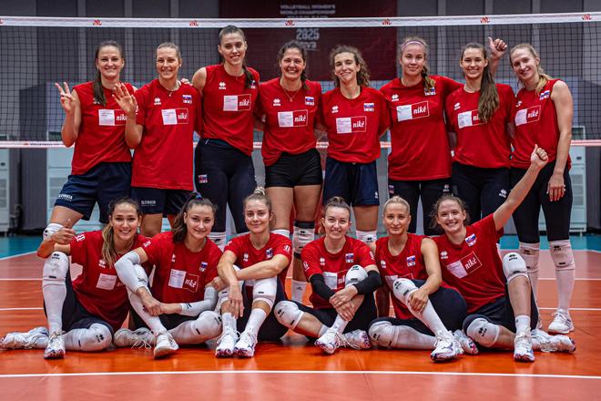 Slovenské volejbalistky na MS v Thajsku (zľava) v hornom rade Wienand Herelová, Palgutová, Hrušecká, Erteltová, Jelínková, Šunderlíková, Smiešková, Herdová, v dolnom rade Fričová, Šepeľová, Koseková, Jančová, Magdinová, Kohútová.