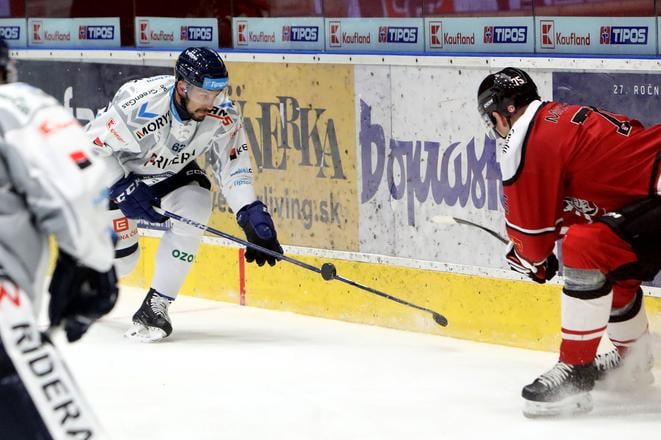 Na snímke zľava Marek Hrivík (Vítkovice) a Christián Michalčin (Banská Bystrica) počas 27. ročníka Memoriálu Pavla Zábojníka HC Vítkovice Ridera - HC MONACObet Banská Bystrica vo Zvolene 21. augusta 2025.