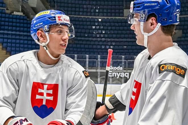 Martin Fehérváry (vľavo) a Juraj Slafkovský súperili o honor kráľa slovenského hokeja v uplynulej sezóne. Napokon tesne vyhral útočník z Košíc.