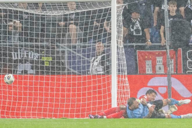 Prvý gól v sieti Slovana. Na snímke brankár Slovana Dominik Takáč a Guram Kašia. Z prvého zápasy play-off Európskej ligy Slovan Bratislava - Young Boys Bern.