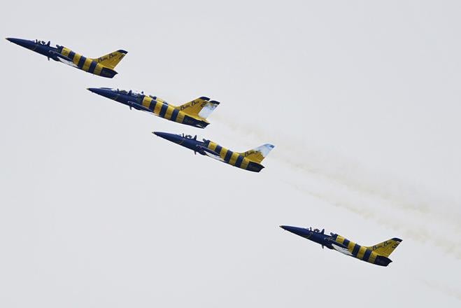 Пілоти вищого пілотажу з групи Baltic Bees демонструють свою майстерність.