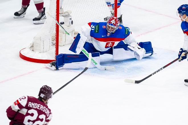 Toms Andersons (Lotyšsko) strieľa gól  slovenskému brankárovi Samuelovi Hlavajovi a vpravo Dávid Mudrák (Slovensko) počas zápasu A-skupiny Lotyšsko - Slovensko na 88. majstrovstvách sveta v ľadovom hokeji v Štokholme 18. mája 2025.