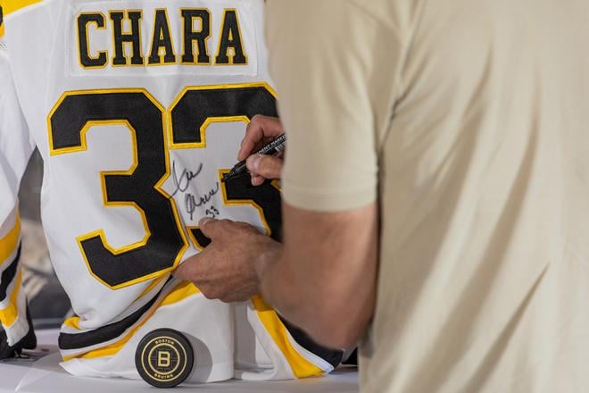 Bývalý kapitán Bostonu Zdeno Chára podpisuje dres Bruins v hokejovom múzeu na Zimnom štadióne Pavla Demitru.
