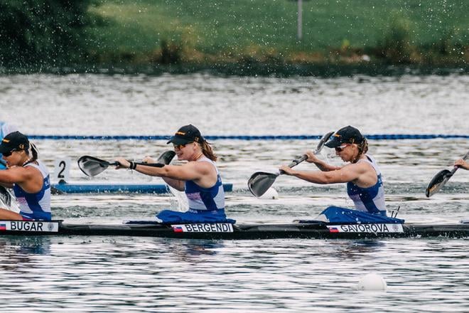 Slovenský ženský štvorkajak (zľava) Réka Bugárová, Sofia Bergendiová, Hana Gavorová a Bianka Sidová v plnom tempe na jazere Idroscalo, dejisku MS v talianskom Miláne.