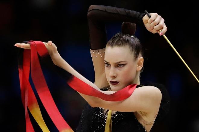 Nemka Darja Varfolomejevová počas cvičenia so stuhou na MS v Riu de Janeiro.