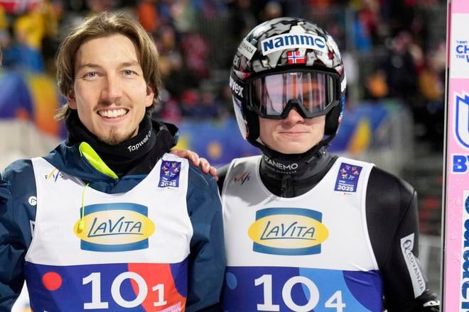 Na archívnej snímke zo 6. marca 2025 nórski skokani na lyžiach sprava Marius Lindvik a Johann Andre Forfang pózujú po zisku bronzovej medaily v tímovej súťaži na veľkom mostíku na MS v Trondheime.