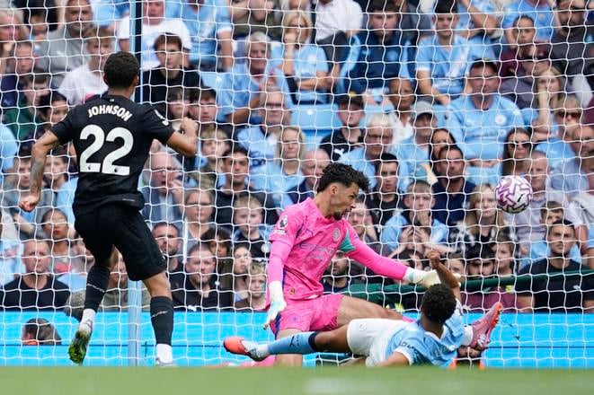 Brennan Johnson (vľavo) strieľa prvý gól Tottenhamu do siete Manchestru City. v zápase 2. kola anglickej Premier League Manchester City - Tottenham Hotspur.
