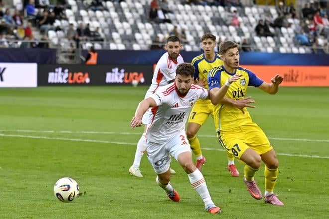 Alexander Mojžiš (vľavo) a Vladimír Perišič bojujú o loptu v zápase 5. kola futbalovej Niké ligy FC Košice - MFK Ružomberok.