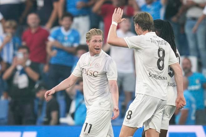 Kevin De Bruyne (vľavo) sa teší so Scottom McTominayom po skórovaní proti Sassuolu.