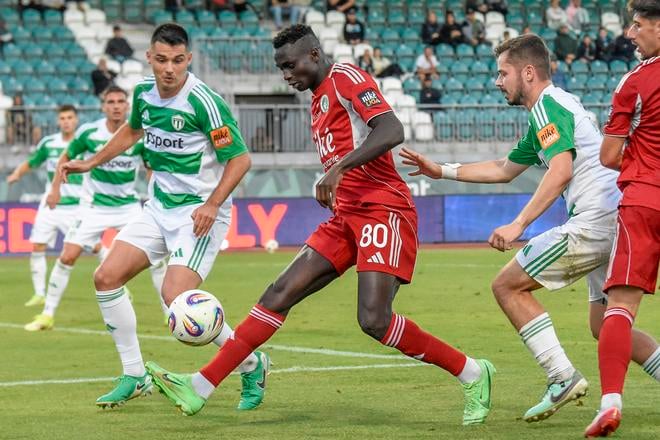 S loptou Senegalčan Landing Sagna.