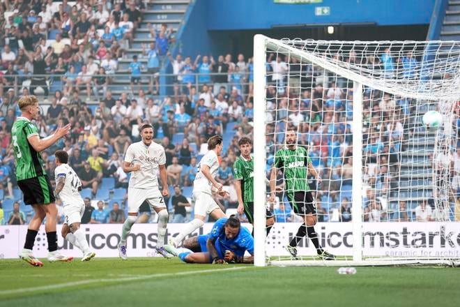 Kevin De Bruyne strieľa gól do siete Sassuola.