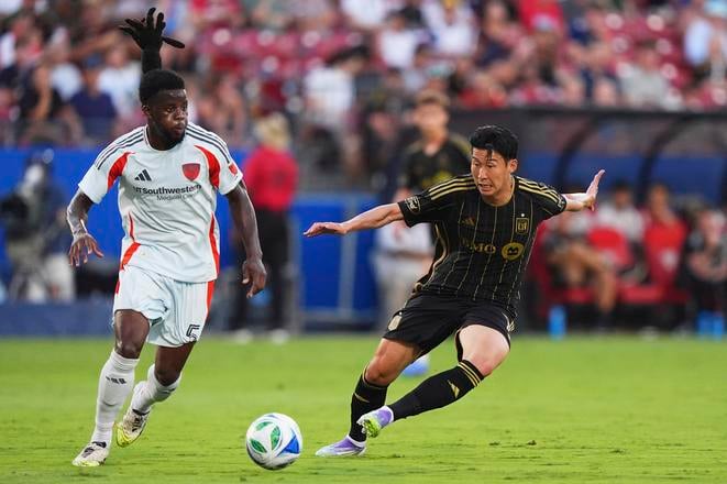 Útočník Los Angeles FC Son Heung-Min Son počas duelu s Dallasom. Vpravo obranca domácich Lalas Abubakar (5).