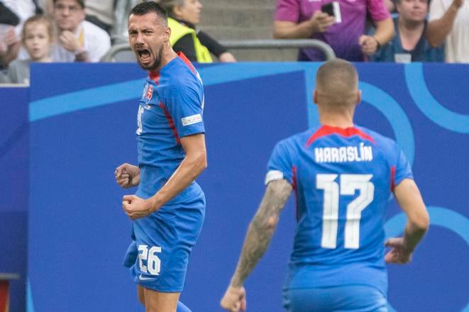 Ivan Schranz (Slovensko) a Lukáš Haraslín (Slovensko) sa tešia po góle počas zápasu základnej E-skupiny Slovensko - Ukrajina na ME 2024 v Düsseldorfe.
