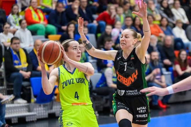 Nikola Dudášová (vpravo) a Gabriela Andělová počas tretieho finálove českej basketbalovej ligy USK Praha - BK Žabiny Brno v Prahe.