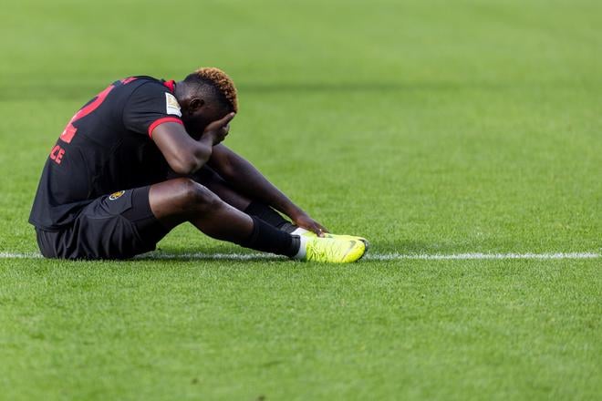 Victor Boniface sedí na trávniku v októbri 2024, počas zápasu 6. kola nemeckej Bundesligy Bayer Leverkusen - Holstein Kiel v Leverkusene.