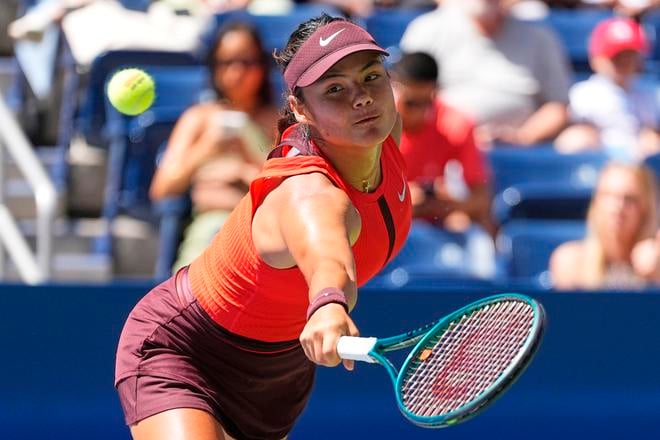 Britská tenistka Emma Raducanuová odvracia úder Eny Šibaharovej z Japonska počas zápasu 1. kola ženskej dvojhry na záverečnom grandslamovom turnaji US Open v New Yorku v nedeľu 24. augusta 2025.