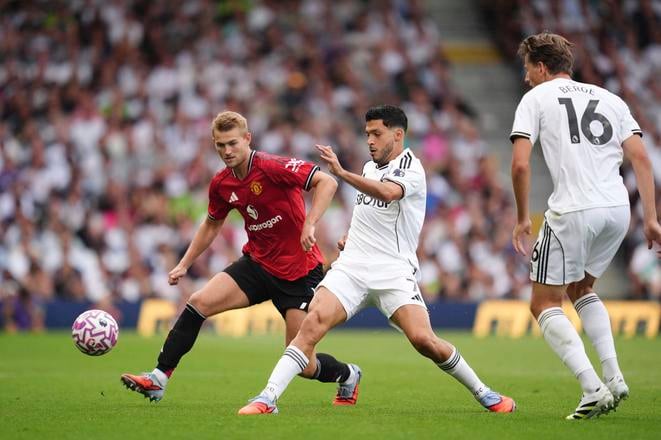Matthijs de Ligt z Manchesteru United (vľavo) a Raul Jimenez z Fulhamu bojujú o loptu.