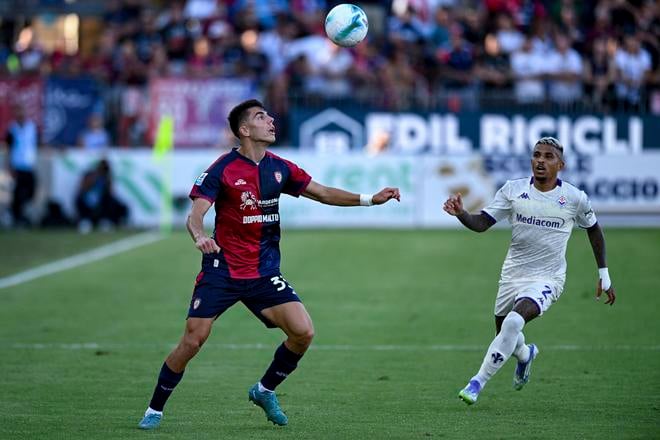 Slovenský futbalista v drese Cagliari Adam Obert (vľavo) a hráč Fiorentiny Dodo bojujú o loptu v zápase 1. kola talianskej Serie A Cagliari Calcio - ACF Fiorentina v Cagliari v nedeľu 24. augusta 2025.