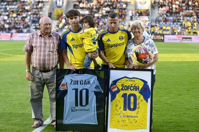 Generácie Žofčákovcov. Rodičia Igora Žofčáka so synom a vnukmi.