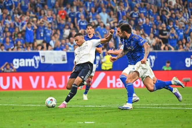 Kylian Mbappe (vľavo) strieľa gól v zápase proti Oviedu.