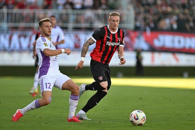 Roman Procházka (vpravo) v ligovom súboji proti Komárnu.