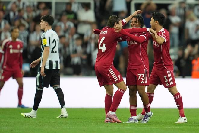 Hráči Liverpoolu oslavujú po futbalovom zápase Premier League medzi Newcastle a Liverpoolom.