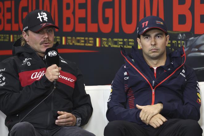 Valtteri Bottas (vľavo) a Sergio Perez budú v budúcej sezóne jazdcami tímu Cadillac.