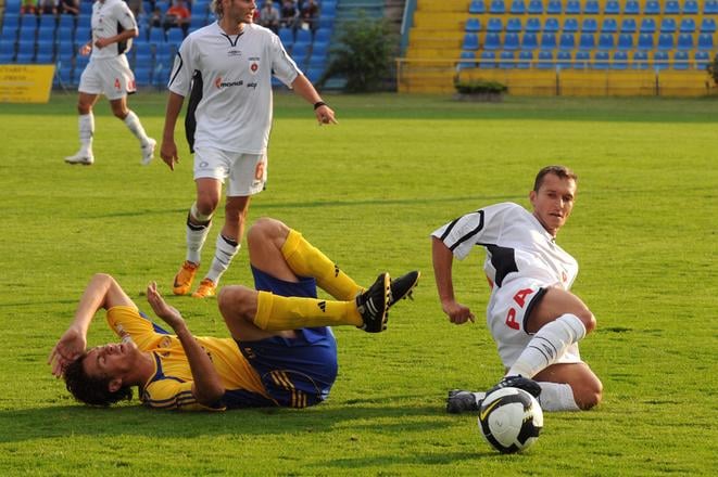 Nemanja Matič v drese Košíc v júli 2008, vľavo. Vpravo hráč Ružomberka Štefan Zošák.