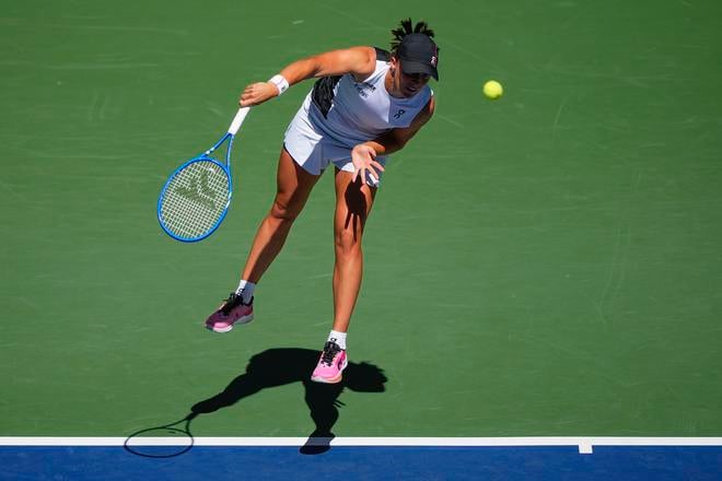 Poľská tenistka Iga Swiateková podáva na Emilianu Arangovú z Kolumbie v 1. kole ženskej dvojhry na turnaji US Open v New Yorku.