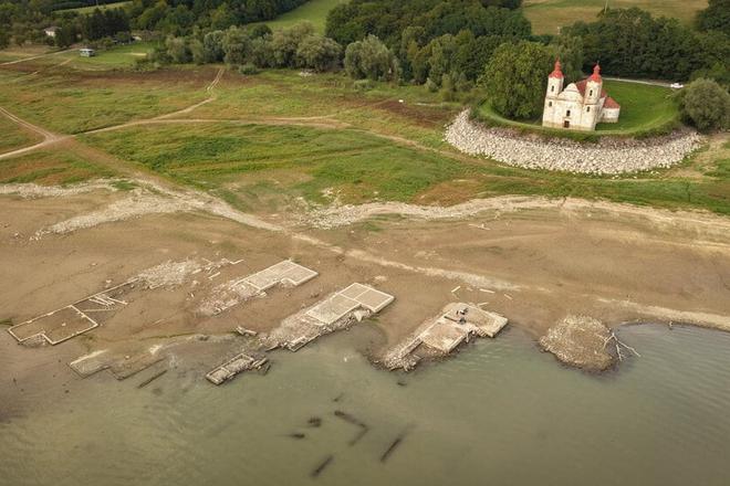 Low water levels at Domaša reveal 2nd century urn cemetery