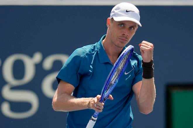 Kanadský tenista Denis Shapovalo v zápase 1. kola mužskej dvojhry proti Maďarovi Mártonovi Fucsovicsovi na turnaji US Open v New Yorku