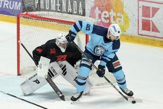 Brankár Pavel Jekel (Chomutov) a Tomáš Hrnka (Nitra) v prípravnom zápase pred začiatkom Tipsport ligy medzi HK Nitra a Piráti Chomutov.