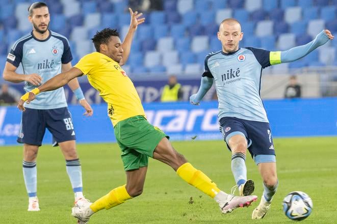 Xavier Adang (vľavo) v súboji s Vladimírom Weissom ml.